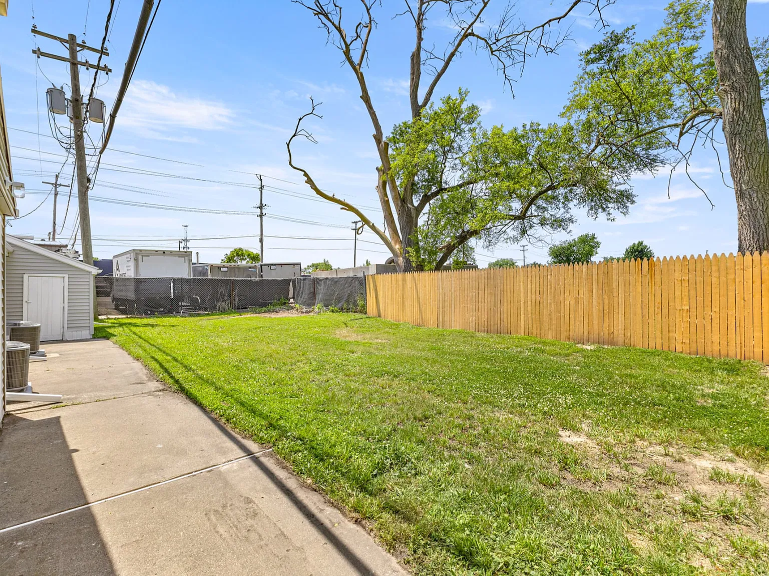 3 bed, 1250 sqft, $1,700 — Photo 2