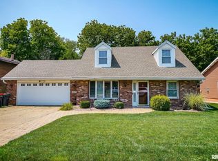 1121 Hawthorne Ave, Pekin, IL 61554