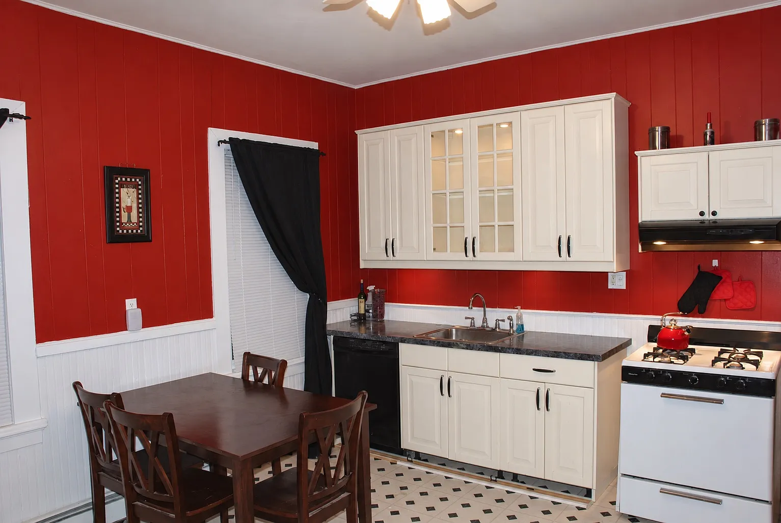 3 bed, 1100 sqft, $2,100 — Photo 3