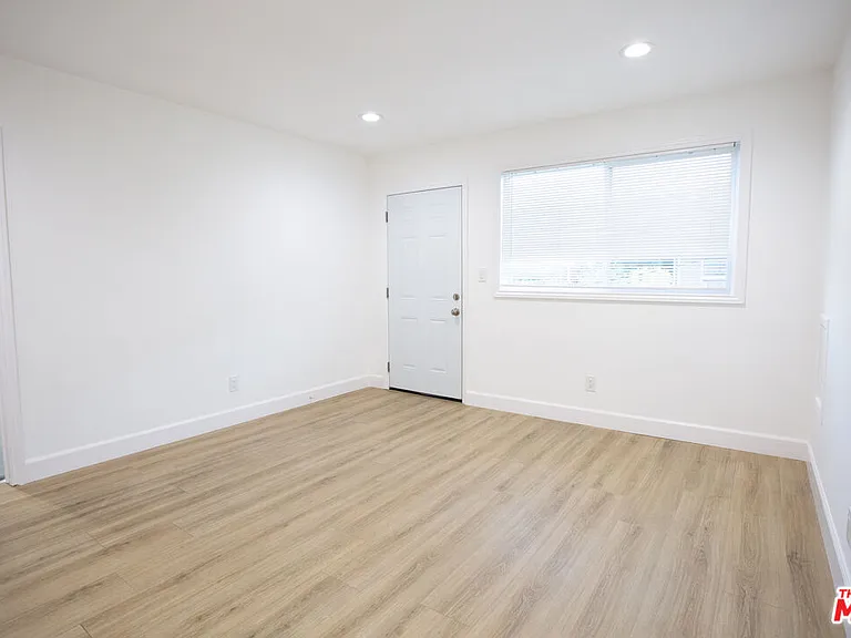 11674 La Grange Ave — Photo 5