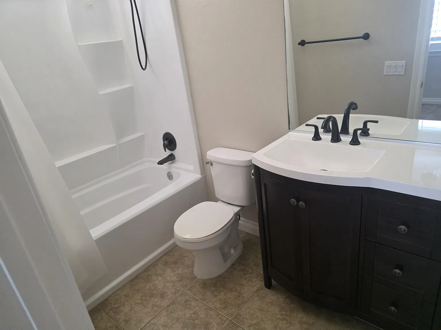 5 bed, 3711 sqft, $4,850 — Photo 4