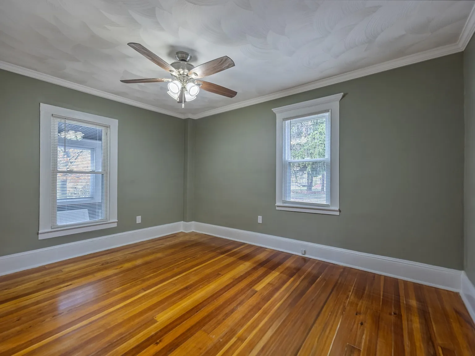3 bed, 1200 sqft, $2,350 — Photo 1