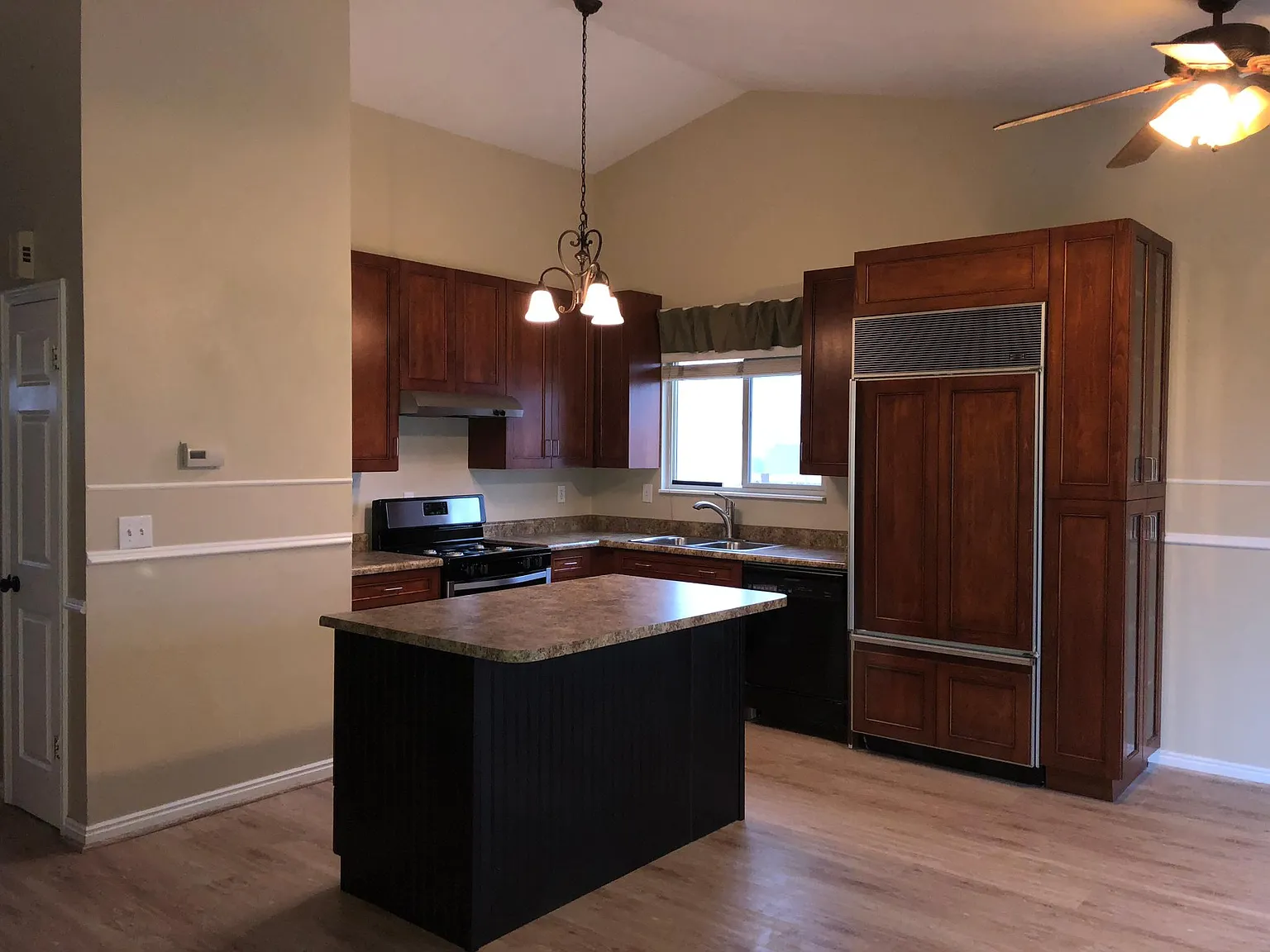 3 bed, 1945 sqft, $2,650 — Photo 2