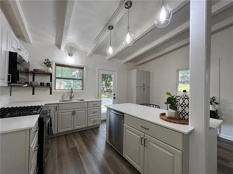 2956 Monterey Dr — Photo 8