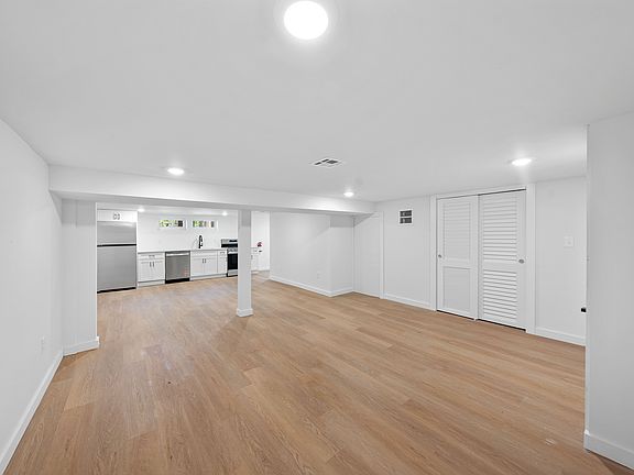4th image of 3 Meadow Rd APT 1