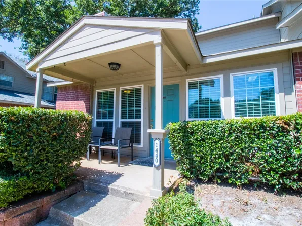 1440 Meadowood Village Dr, Fort Worth, TX 76120
