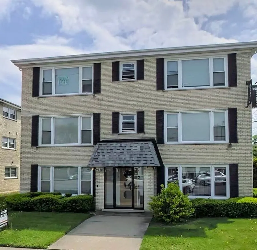 Spacious 2 Bed / 1 Bath in Prime Oak Lawn Location 9845 S Cicero Ave — Photo 1