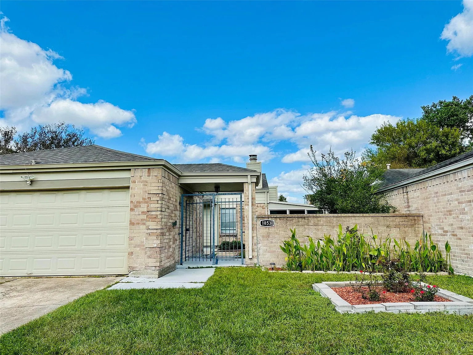 2 bed, 1.0 bath, 1038 sqft, $1,700 — Photo 1