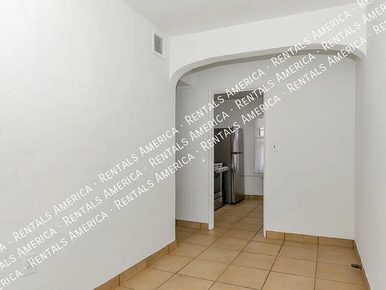 1119 E Silver St — Photo 9