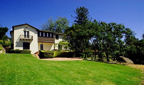 GRACIOUS SWEEPING LAWN