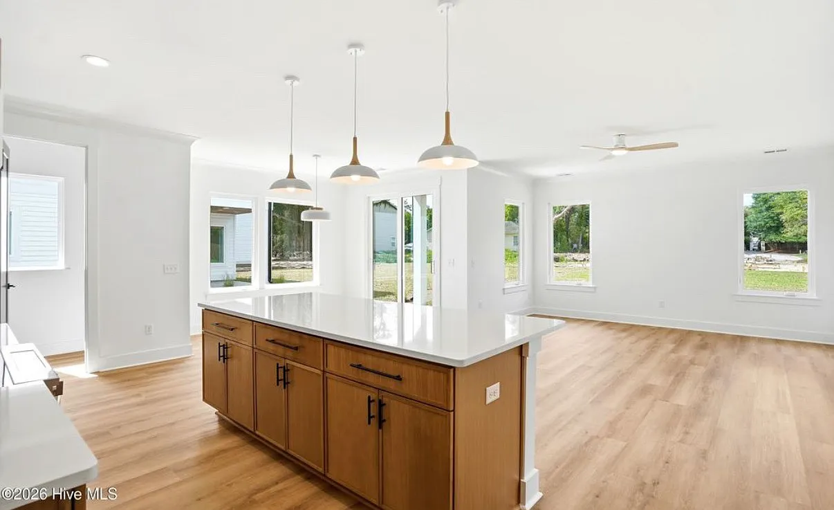 4 bed, 3.5 bath, 2430 sqft, $3,900 — Photo 4