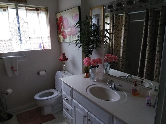 One of 2 bathrooms