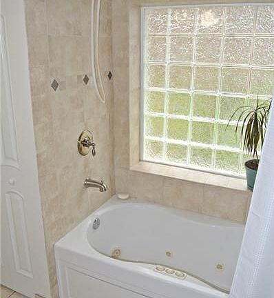 Master bath/jacuzzi