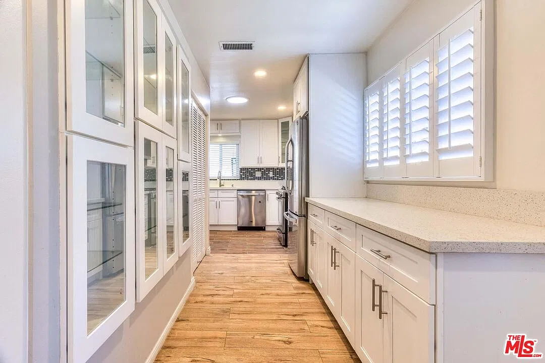 3 bed, 2.0 bath, 1739 sqft, $5,900 — Photo 3