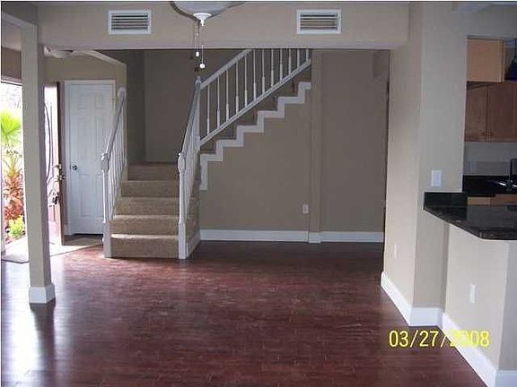Greatroom and Foyer with Oak Flooring and Breakfast Bar