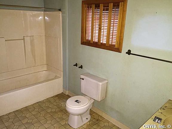 5th image of 18 Elderkin Ave