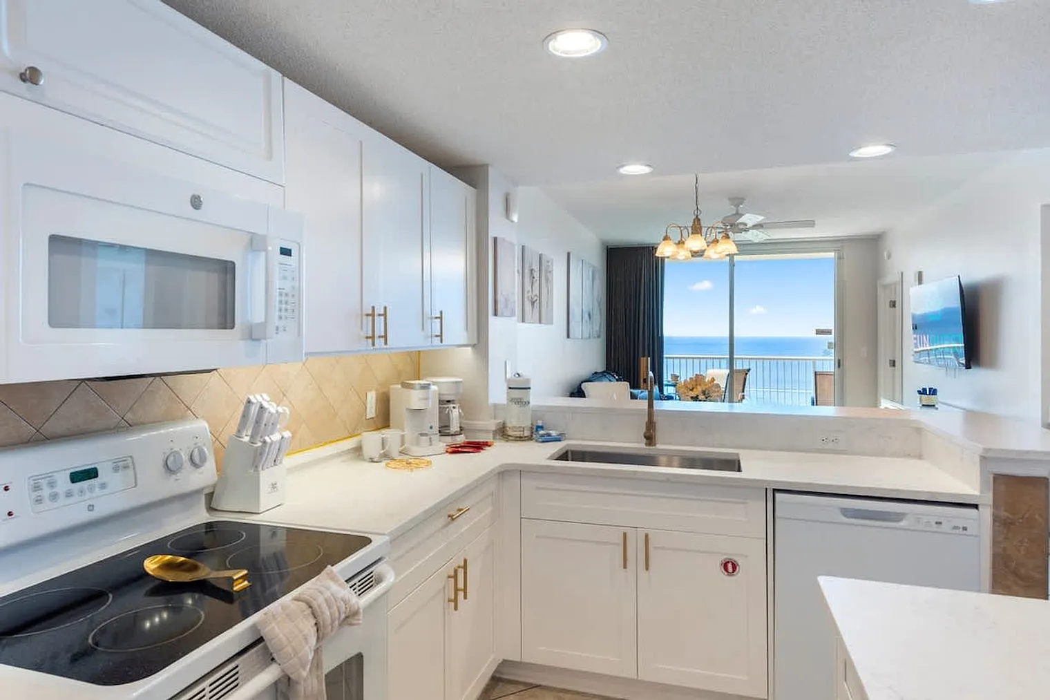 3 bed, 2.0 bath, 1194 sqft, $2,463 — Photo 3