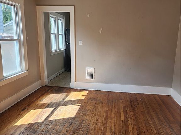 5th image of 337 Roxford Rd N