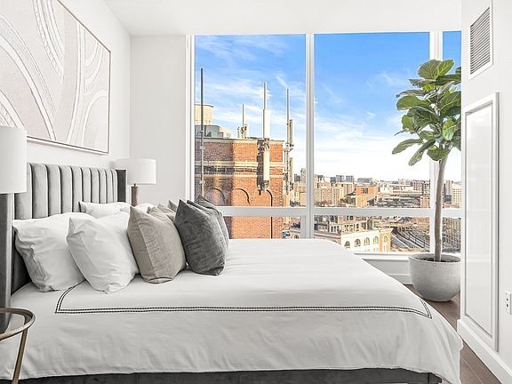 5th image of 430 Stuart St #1604