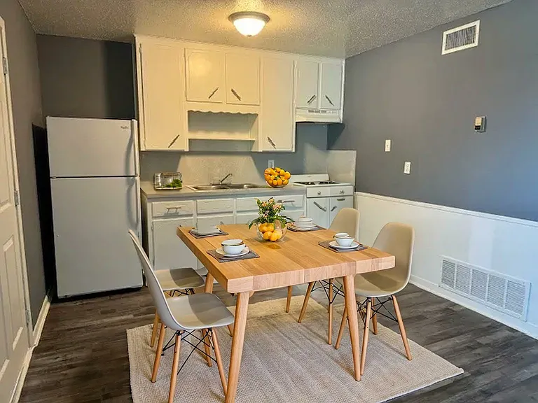 South Castle Apartments — Photo 21