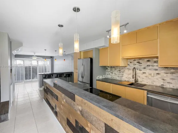 10900 SW 104th St APT 122, Miami, FL 33176