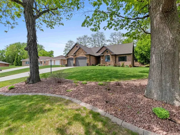 1634 Rustic Oaks Ct, Green Bay, WI 54301