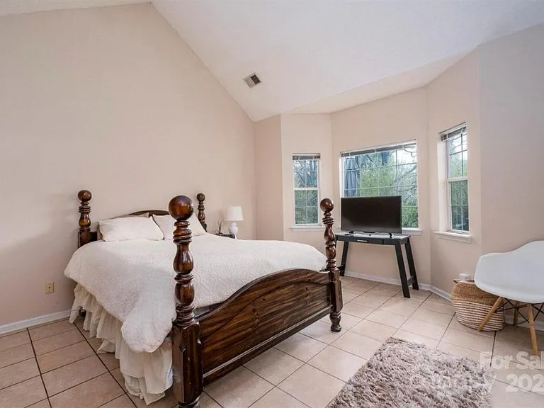 8400 Earlham Ct — Photo 4