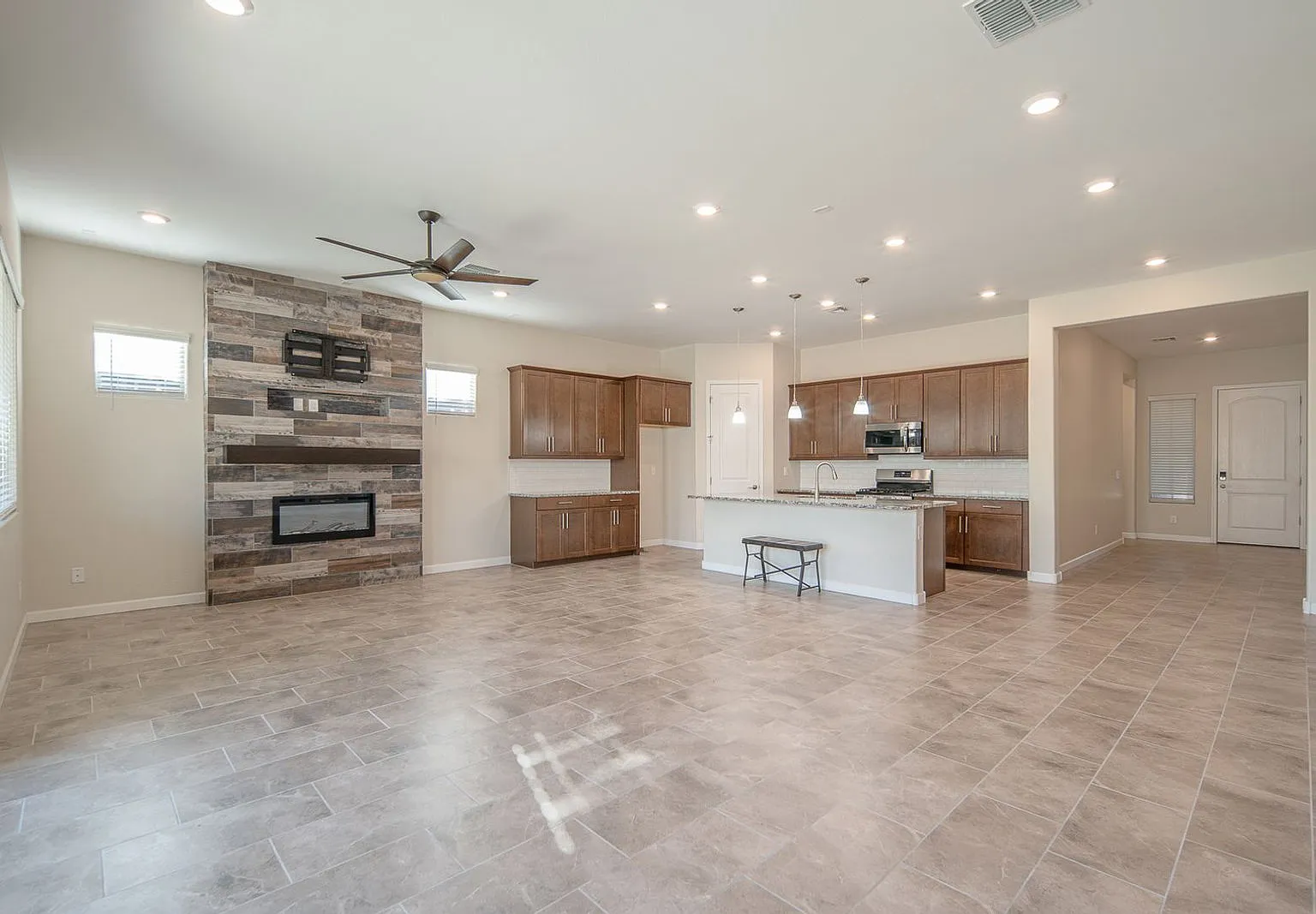 4 bed, 2.5 bath, 2328 sqft, $3,400 — Photo 4