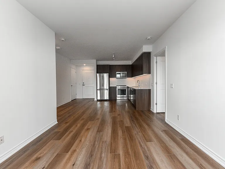 571 Prince Edward Dr N — Photo 4