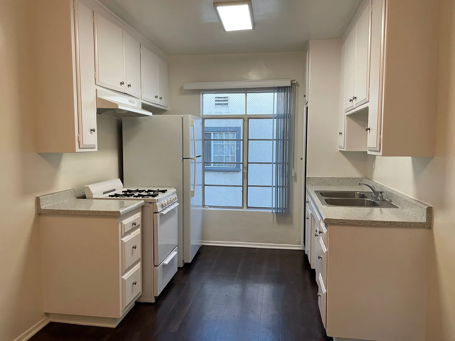 120 E Chestnut St — Photo 4