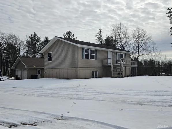16 Lawer Dr, Ishpeming, MI 49849
