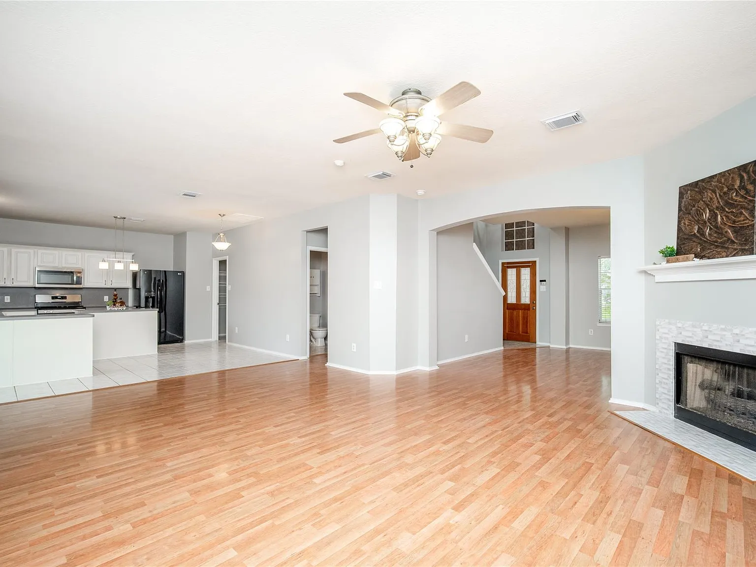 4 bed, 2.5 bath, 2415 sqft, $2,400 — Photo 4