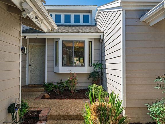 3rd image of 1015 Gleneagles Pl