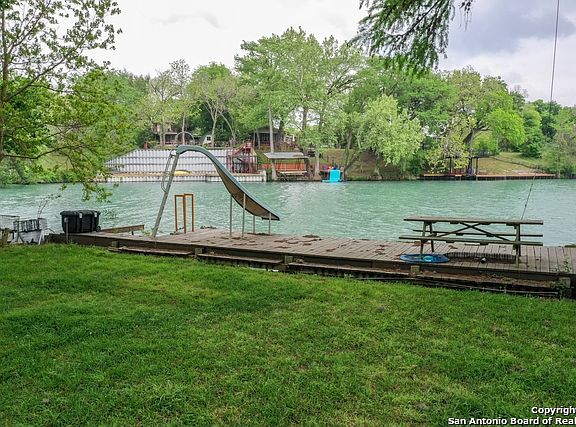 4th image of 301 Meadow Park Ln
