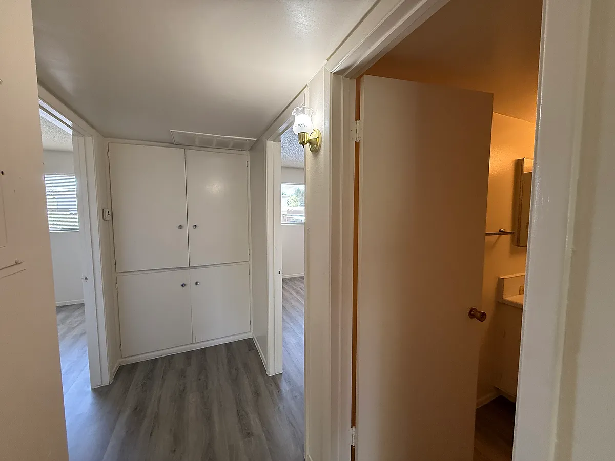 Building Photo - 820 E Maryland Ave #13