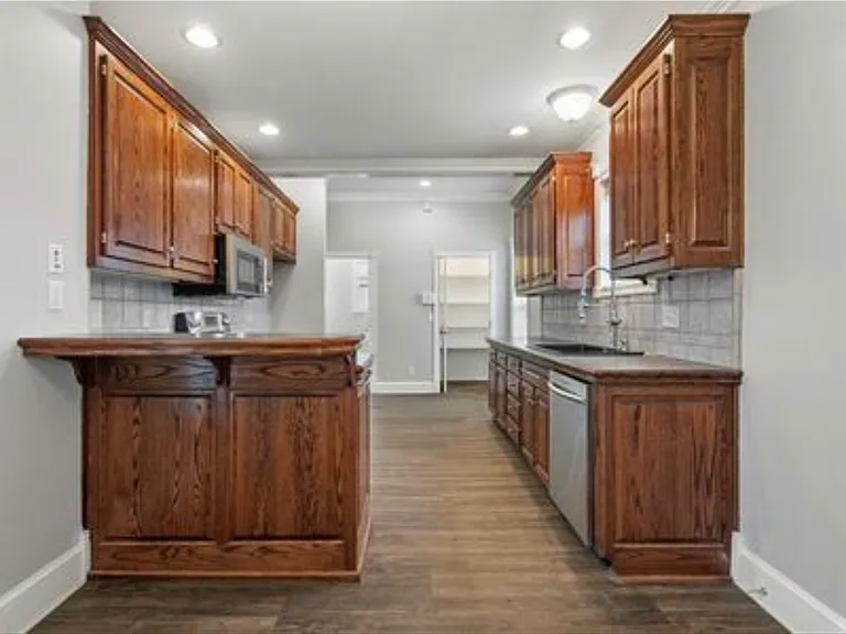810 W Truman Rd — Photo 16