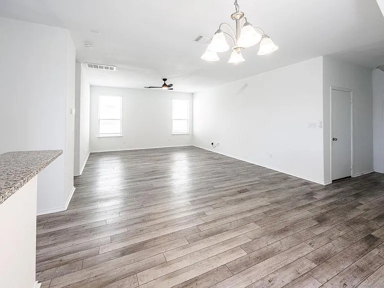 448 English Oak St — Photo 9