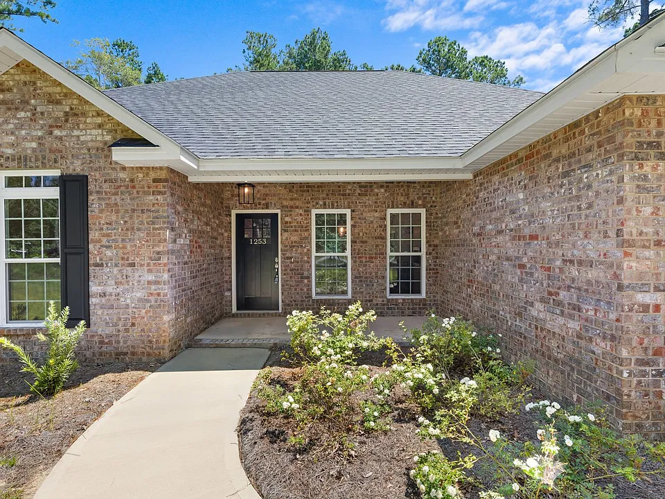 1253 E Hampton Dr