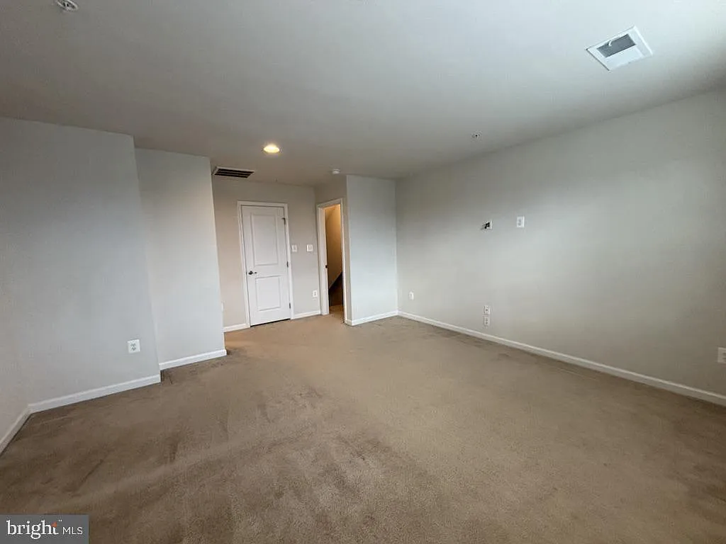 3 bed, 3.5 bath, 2368 sqft, $2,900 — Photo 2