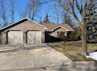 1238 Beechwood Ln, Menasha, WI 54952