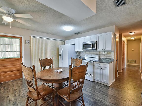 2nd image of 707 Bahia Cir