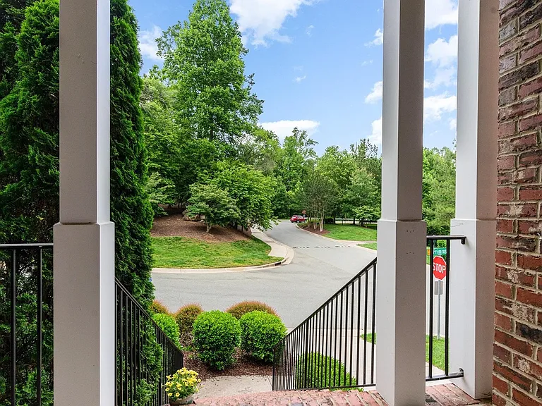 114 Primrose Ln — Photo 4