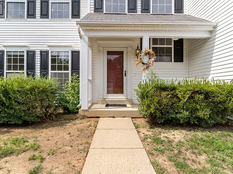 2427 Grantham Ct — Photo 4