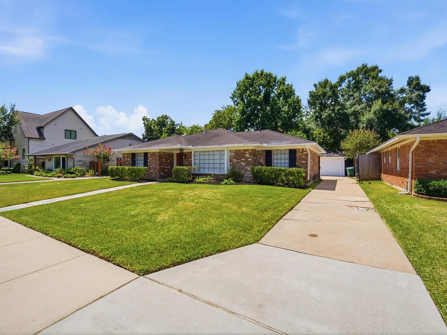 3 bed, 2.0 bath, 1899 sqft, $2,799 — Photo 2
