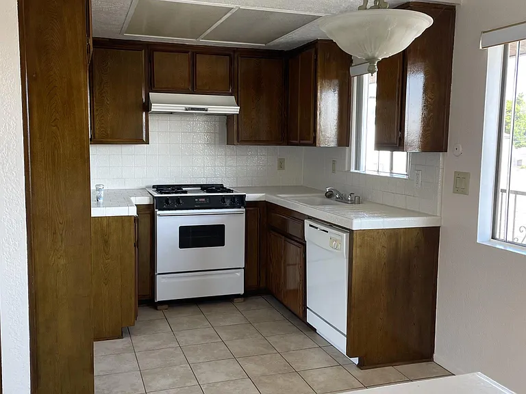 1042 W 9th St #4 — Photo 9