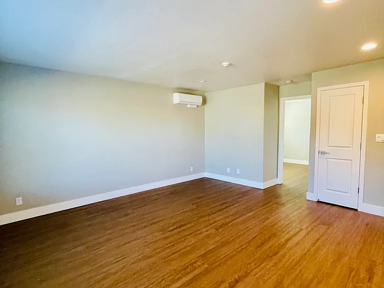 1x1 540 SqFt -Kitchen/ Living room