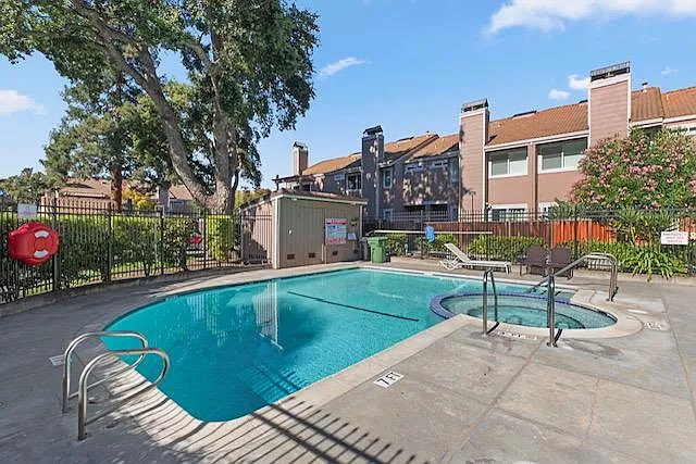 3833 Burton Cmn — Photo 10