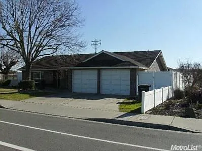 1225 E D St photo 1