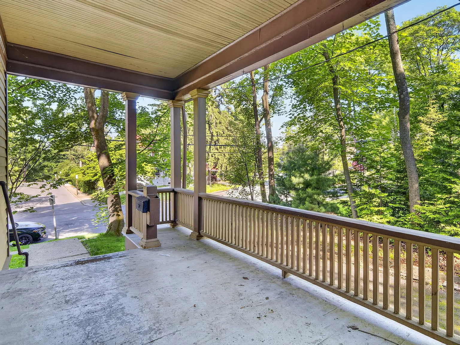 Walk to campus from this furnished 4 bedroom duplex! — Photo 2
