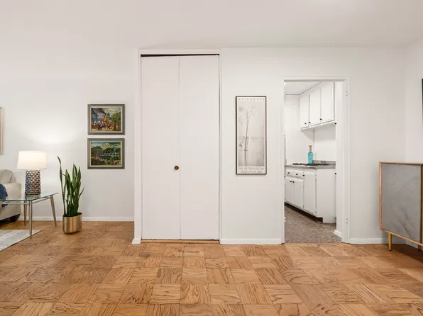 16 West 16th Street image 5 of 12